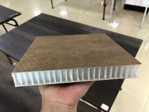 Skreytt samloka spjöldum