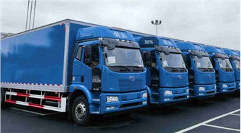 9.6-metra yfirbygging vöruflutningabílsins í bláa hafinu